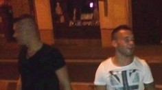 Mladík v bielom tričku zmlátil v Nitre dve dievčatá. Pomôžte ho identifikovať