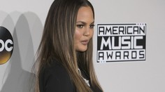 Slávna modelka pobúrila. Na červenom koberci ukázala intímne partie