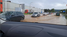 Cesty vo Vranove nad Topľou zaplavila voda. V meste vyhlásili tretí stupeň povodňovej aktivity