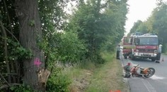 Tragický koniec víkendu: Ďalší motocyklista zomrel po zrážke s autom a náraze do stromu