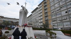 Nemá horúčku a snaží sa pracovať. Vatikán informoval o ďalšom miernom zlepšení stavu pápeža Františka