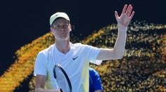 Sinner zvládol prvý krok v ceste za obhajobou. Grék Tsitsipas sa s turnajom prekvapujúco lúči