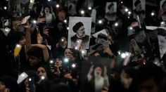 S iránskym prezidentom sa v centre Teheránu lúčia desaťtisíce ľudí