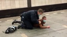 VIDEO: Revízor sa na stanici pražského metra pobil s cestujúcou. Svedkyňa hovorí o brutalite