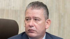 Pochybenia odmieta, rovnako aj manipuláciu s utajovanými skutočnosťami. Minister vnútra Mikulec trvá na svojom