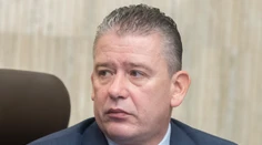 Pochybenia odmieta, rovnako aj manipuláciu s utajovanými skutočnosťami. Minister vnútra Mikulec trvá na svojom
