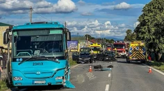 Nehoda autobusu a dvoch áut na východe Slovenska. Úsek bol neprejazdný
