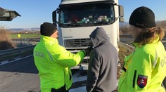 Opitý kamionista jazdil po diaľnici zo strany na stranu. Šokujúca výška alkoholu v krvi