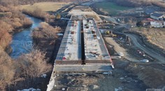 Poliaci nám ukazujú, ako sa to má robiť. So svojím úsekom rýchlostnej cesty Via Carpatia rýchlo napredujú, my sme ani nezačali