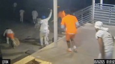 Útek ako z filmu: Väzni v USA zdrhli cez dieru v stene. Jedného už chytili, ostatní sú na úteku