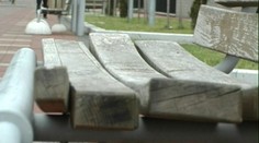 Pekné, vkusné, no nepoužiteľné: Svidnícke lavičky takto vykrivilo