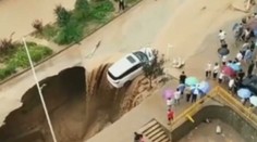 Auto viselo nad obrovskou dierou. Ľudia spontánnym gestom urobili majiteľovi obrovskú radosť