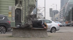 Ľudia bez domova čelia na ulici krutej realite. Z verejných priestorov ich vyháňajú SBS-kári ponižujúcimi spôsobmi