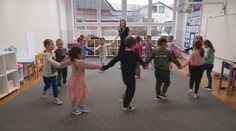 Bakalár nebude povinný pre všetky učiteľky v škôlkach. Kľúč, podľa ktorého sa rozhodne, je terčom kritiky