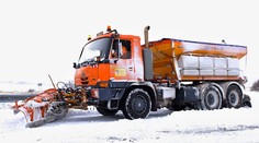 Na horských priechodoch Vernár a Podspády mrzlo a nasnežilo, zasahovali cestári