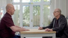 Chlapca ešte ako batoľa našli na WC pri štadióne. Po 31 rokoch sa stretol s otcom