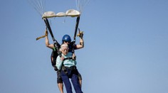 Vo veku 104 rokov sa stala najstaršou parašutistkou. Starenka zomrela len týždeň po prekonaní rekordu