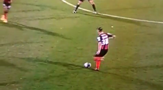 Futbalista baví svet. Počas zápasu mu odpadli „vlasy“