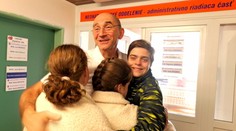 Vianočný zázrak, ktorý trvá už 15 rokov. Trojčatá zo Smižian sa stretli so svojím záchrancom