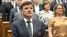 Hlina musel znova opustiť parlament pre nášivku na saku. Raši na to použil iný spôsob ako Gašpar