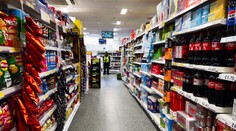 Veľký obchodný reťazec zaviedol prekvapujúci krok. Niektoré produkty zamkol do krabičiek