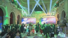 Blíži sa plesová sezóna. Šaty či kostýmy už teraz idú v obchodoch na dračku