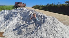 Mrazivá fotografia chlapca (†7). Hral sa v hromade toxického materiálu, krátko na to zomrel