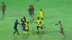 VIDEO: Divočina v Etiópii. Rozhodcu naháňal celý tím, na obranu si vzal rohovú zástavu