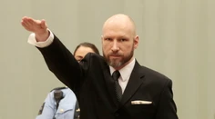 Masový vrah Breivik sa opäť postavil pred súd. Neodpustil si hajlovanie