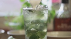 Tomu sa hovorí gastronómia "na úrovni"! Muž vymýšľa drinky zo spermií