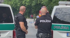 Pri Harmanci zrazilo auto dvoch cyklistov. Mladá mamička neprežila, jej syn je vážne zranený
