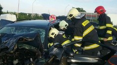 Dvaja mŕtvi po čelnej zrážke v Lučenci, mladá žena bojuje o život