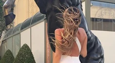 Slovenská modelka v hriešnom overale. Jej zadok je svetový