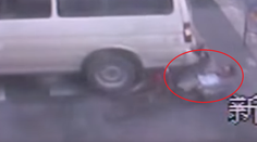 Video len pre silné povahy! Žena prešla cyklistovi po hlave