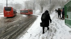 Pre dlhotrvajúce sneženie je kalamitný stav v celej Bratislave. Uzavreli aj letisko