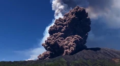 Hrozivá erupcia Etny: Okolie zamoril hustý čierny dym, vystrašení turisti utekali do bezpečia
