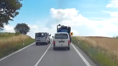 VIDEO: Vodič predbiehal dve autá cez plnú čiaru a do kopca. Oproti sa vyrútilo ďalšie auto