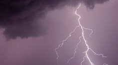 Blesk udrel v Prahe do ženy, museli ju oživovať