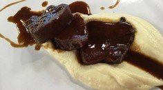 Hovädzí jazyk vo vínnej omáčke so zelerovým pyré