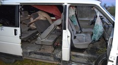 Laň prerazila čelné sklo a skončila na zadných sedadlách. Dvoch mužov pri Kútoch brali záchranári