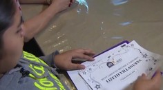 Žiačke (13) udelili v škole otrasnú cenu. Učiteľka ju označila za nádejného teroristu