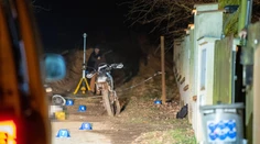 Tragická nehoda pri Prahe: Mladík (†18) nabehol na motorke do reťaze natiahnutej cez cestu, na mieste zomrel