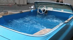 Šikovní chlapi si z auta vyrobili pojazdný bazén