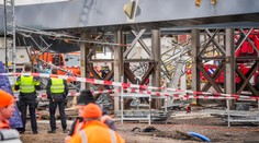 V Holandsku sa zrútil rozostavaný most. Dvaja ľudia zahynuli, ďalší sú zranení