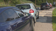 Už rok je zakázané parkovať na chodníkoch. Vodiči v mestách poslúchli, no v obciach je to inak