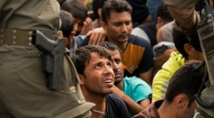 V nemeckom tábore sa pobilo takmer 400 utečencov. Zranení sú aj policajti