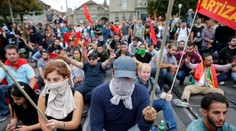 Švajčiarski voliči schválili v referende zákaz zahaľovania tváre