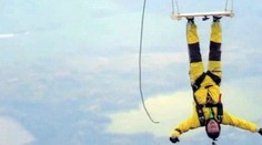 Muž otestoval sekundové lepidlo. Visel dole hlavou z balóna