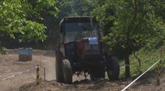 V Hrušove na juhu Slovenska si to rozdali medzi sebou traktoristi