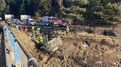 Nešťastie pri Kežmarku. Vodič narazil do svahu, zraneniam na mieste podľahol